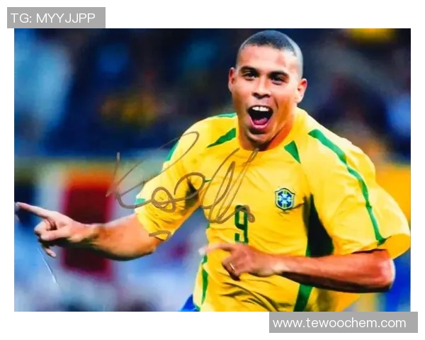 足球明星黑白高清图集展现传奇球员风采与激情瞬间