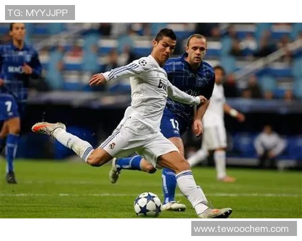 C罗精彩射门瞬间集锦视频回顾足球场上的传奇表现与技巧分析