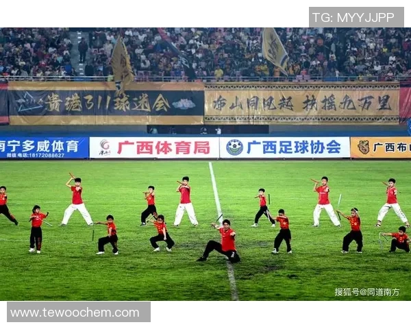 足球明星在客场比赛中赢得观众热烈掌声展现体育精神与魅力 足球明星在客场比赛中赢得观众热烈掌声展现体育精神与魅力