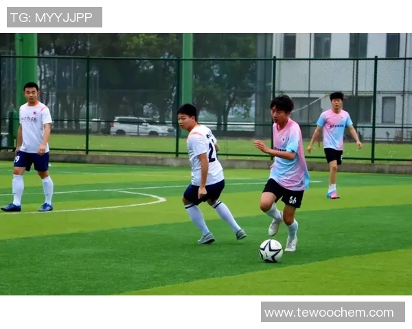 长头发的帅气年轻足球明星展现青春风采与球场魅力 长头发的帅气年轻足球明星展现青春风采与球场魅力