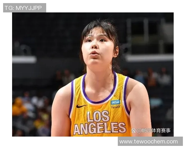 打球干净的篮球明星女性展现体育精神与优雅风采